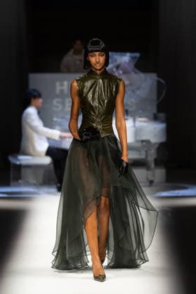 Hu Bing Selects: Urban Grace Spring Summer 2027 at London Fashion Week LONDON, ENGLAND - SEPTEMBER 19: A model walks the runway at the Hu Bing Selects: Urban Grace show during London Fashion Week 2026 on September 19, 2026 in London, England., Credit:Pupat Chenaksara Avalon UK, London  Copyright: xPupatxChenaksarax xAvalonx 1136495474