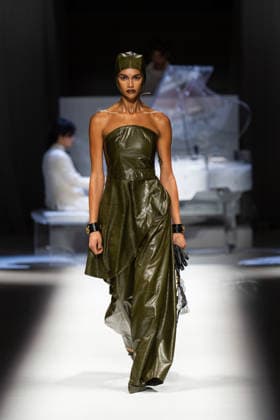 Hu Bing Selects: Urban Grace Spring Summer 2027 at London Fashion Week LONDON, ENGLAND - SEPTEMBER 19: A model walks the runway at the Hu Bing Selects: Urban Grace show during London Fashion Week 2026 on September 19, 2026 in London, England., Credit:Pupat Chenaksara Avalon UK, London  Copyright: xPupatxChenaksarax xAvalonx 1136495592