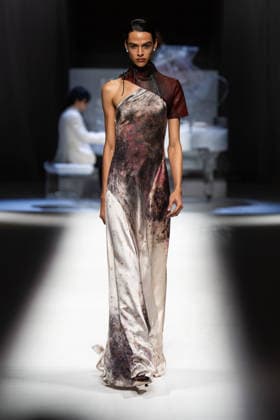 Hu Bing Selects: Urban Grace Spring Summer 2027 at London Fashion Week LONDON, ENGLAND - SEPTEMBER 19: A model walks the runway at the Hu Bing Selects: Urban Grace show during London Fashion Week 2026 on September 19, 2026 in London, England., Credit:Pupat Chenaksara Avalon UK, London  Copyright: xPupatxChenaksarax xAvalonx 1136495822