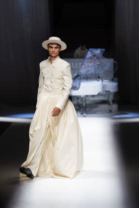 Hu Bing Selects: Urban Grace Spring Summer 2027 at London Fashion Week LONDON, ENGLAND - SEPTEMBER 19: A model walks the runway at the Hu Bing Selects: Urban Grace show during London Fashion Week 2026 on September 19, 2026 in London, England., Credit:Pupat Chenaksara Avalon UK, London  Copyright: xPupatxChenaksarax xAvalonx 1136495896