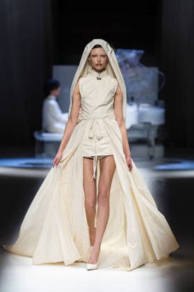 Hu Bing Selects: Urban Grace Spring Summer 2027 at London Fashion Week LONDON, ENGLAND - SEPTEMBER 19: A model walks the runway at the Hu Bing Selects: Urban Grace show during London Fashion Week 2026 on September 19, 2026 in London, England., Credit:Pupat Chenaksara Avalon UK, London  Copyright: xPupatxChenaksarax xAvalonx 1136495915