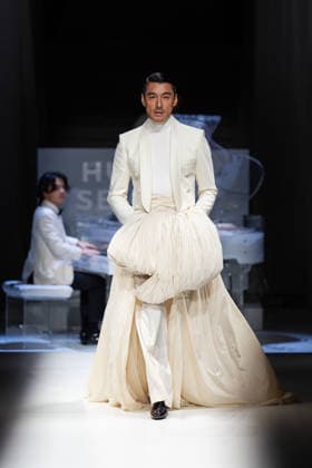 Hu Bing Selects: Urban Grace Spring Summer 2027 at London Fashion Week LONDON, ENGLAND - SEPTEMBER 19: A model walks the runway at the Hu Bing Selects: Urban Grace show during London Fashion Week 2026 on September 19, 2026 in London, England., Credit:Pupat Chenaksara Avalon UK, London  Copyright: xPupatxChenaksarax xAvalonx 1136495926