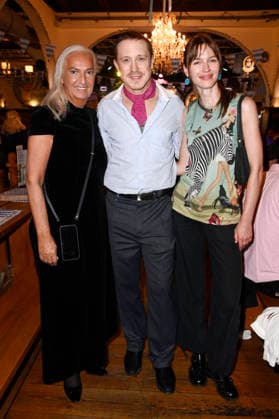 Michaela Mumm-von Oldenburg, Timo Jacobs und Mona Lüders beim Wiesn-Anstich zum Oktoberfest 2026 im Hofbräu Berlin. Berlin, 19.09.2026