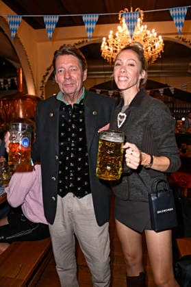 Peter Wolf mit Ehefrau Melanie Wolf beim Wiesn-Anstich zum Oktoberfest 2026 im Hofbräu Berlin. Berlin, 19.09.2026