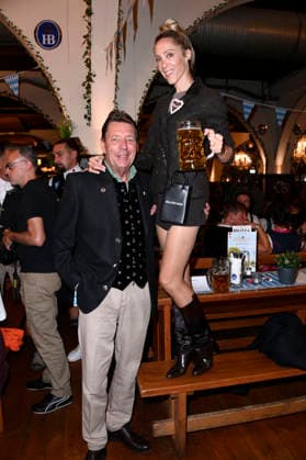 Peter Wolf mit Ehefrau Melanie Wolf beim Wiesn-Anstich zum Oktoberfest 2026 im Hofbräu Berlin. Berlin, 19.09.2026