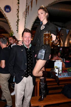 Peter Wolf mit Ehefrau Melanie Wolf beim Wiesn-Anstich zum Oktoberfest 2026 im Hofbräu Berlin. Berlin, 19.09.2026