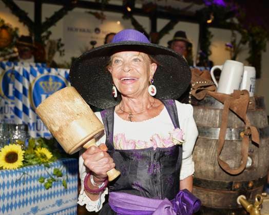 Barbara Engel O’zapft is – die Zweite! beim Fassanstich mit Frank Zander beim Oktoberfest im Hofbräuhaus Berlin.