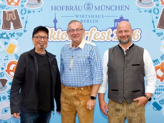 Wolfgang Büscher, Bernd Siggelkow , Björn Schwarz beim Oktoberfest Mittagsanstich im Hofbräuhaus Berlin mit Pastor Bernd Siggelhow.