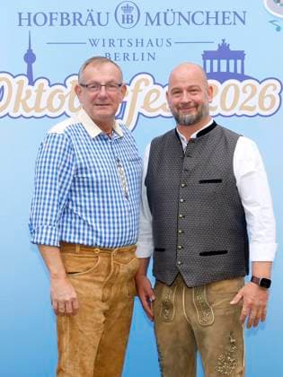 Bernd Siggelkow und Björn Schwarz beim Oktoberfest Mittagsanstich im Hofbräuhaus Berlin mit Pastor Bernd Siggelhow.