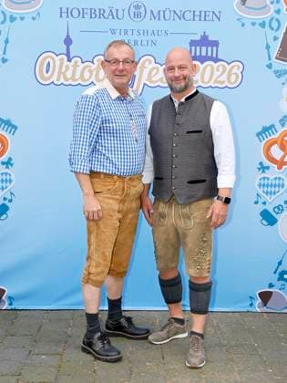 Bernd Siggelkow und Björn Schwarz beim Oktoberfest Mittagsanstich im Hofbräuhaus Berlin mit Pastor Bernd Siggelhow.