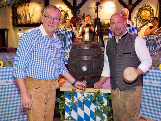 Bernd Siggelkow und Björn Schwarz beim Fassanstich beim Oktoberfest Mittagsanstich im Hofbräuhaus Berlin mit Pastor Bernd Siggelhow.