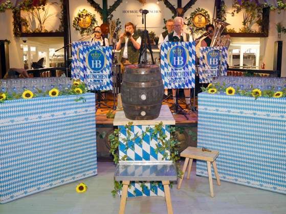 beim Oktoberfest Mittagsanstich im Hofbräuhaus Berlin mit Pastor Bernd Siggelhow.