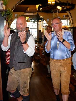 Björn Schwarz, Bernd Siggelkow beim Oktoberfest Mittagsanstich im Hofbräuhaus Berlin mit Pastor Bernd Siggelhow.