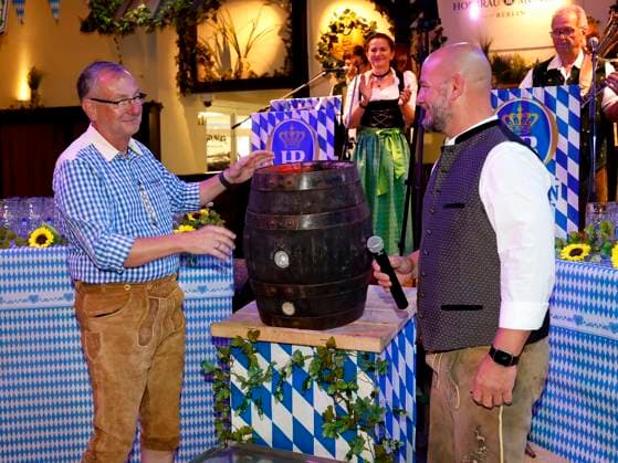 Bernd Siggelkow und Björn Schwarz beim Fassanstich beim Oktoberfest Mittagsanstich im Hofbräuhaus Berlin mit Pastor Bernd Siggelhow.