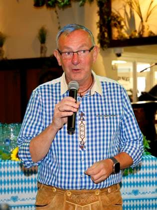 Bernd Siggelkow beim Oktoberfest Mittagsanstich im Hofbräuhaus Berlin mit Pastor Bernd Siggelhow.