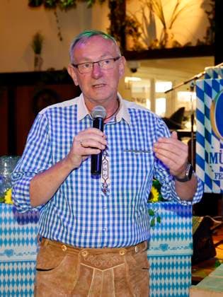 Bernd Siggelkow beim Oktoberfest Mittagsanstich im Hofbräuhaus Berlin mit Pastor Bernd Siggelhow.
