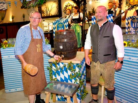 Bernd Siggelkow und Björn Schwarz beim Fassanstich beim Oktoberfest Mittagsanstich im Hofbräuhaus Berlin mit Pastor Bernd Siggelhow.