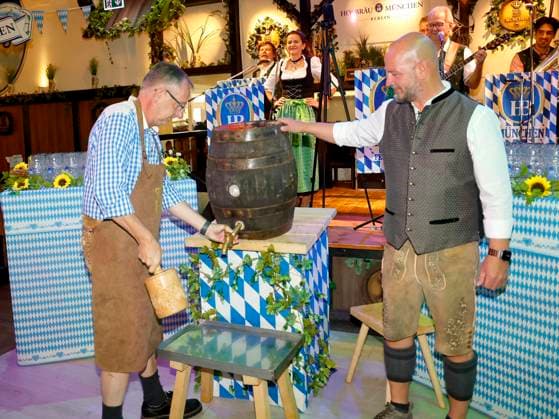 Bernd Siggelkow und Björn Schwarz beim Fassanstich beim Oktoberfest Mittagsanstich im Hofbräuhaus Berlin mit Pastor Bernd Siggelhow.