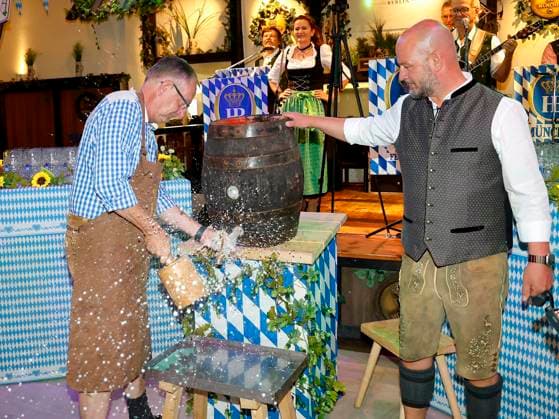 Bernd Siggelkow und Björn Schwarz beim Fassanstich beim Oktoberfest Mittagsanstich im Hofbräuhaus Berlin mit Pastor Bernd Siggelhow.