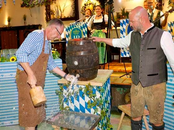 Bernd Siggelkow und Björn Schwarz beim Fassanstich beim Oktoberfest Mittagsanstich im Hofbräuhaus Berlin mit Pastor Bernd Siggelhow.