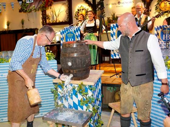 Bernd Siggelkow und Björn Schwarz beim Fassanstich beim Oktoberfest Mittagsanstich im Hofbräuhaus Berlin mit Pastor Bernd Siggelhow.