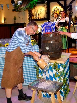 Bernd Siggelkow beim Fassanstich beim Oktoberfest Mittagsanstich im Hofbräuhaus Berlin mit Pastor Bernd Siggelhow.