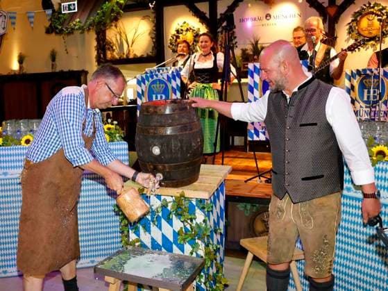 Bernd Siggelkow und Björn Schwarz beim Fassanstich beim Oktoberfest Mittagsanstich im Hofbräuhaus Berlin mit Pastor Bernd Siggelhow.