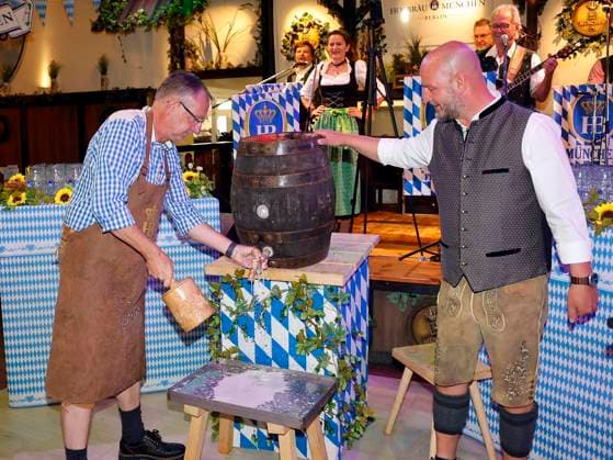 Bernd Siggelkow und Björn Schwarz beim Fassanstich beim Oktoberfest Mittagsanstich im Hofbräuhaus Berlin mit Pastor Bernd Siggelhow.
