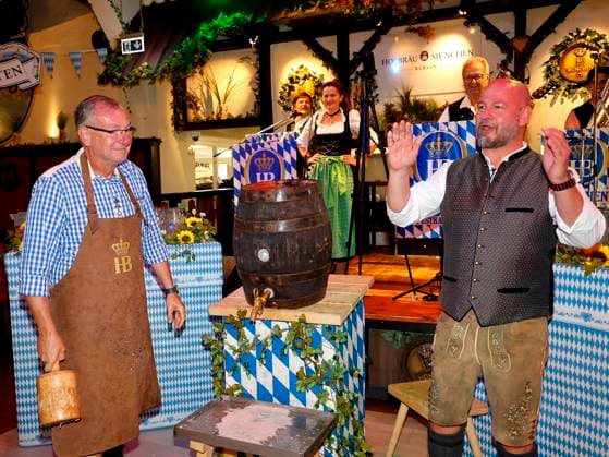 Bernd Siggelkow und Björn Schwarz beim Fassanstich beim Oktoberfest Mittagsanstich im Hofbräuhaus Berlin mit Pastor Bernd Siggelhow.