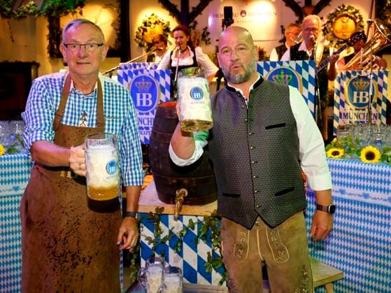 Bernd Siggelkow und Björn Schwarz beim Fassanstich beim Oktoberfest Mittagsanstich im Hofbräuhaus Berlin mit Pastor Bernd Siggelhow.