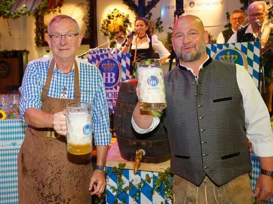Bernd Siggelkow und Björn Schwarz beim Fassanstich beim Oktoberfest Mittagsanstich im Hofbräuhaus Berlin mit Pastor Bernd Siggelhow.