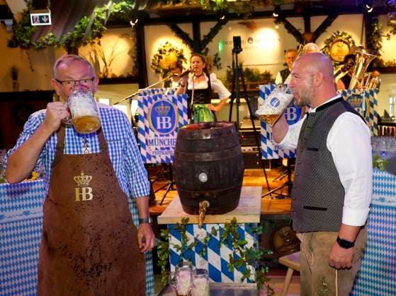 beim Oktoberfest Mittagsanstich im Hofbräuhaus Berlin mit Pastor Bernd Siggelhow.