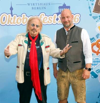 Frank Zander, Björn Schwarz O™zapft is die Zweite! beim Fassanstich mit Frank Zander beim Oktoberfest im Hofbräuhaus Berlin.