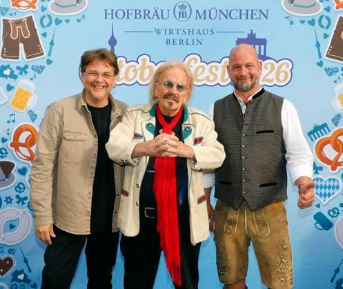 Markus Zander, Frank Zander, Björn Schwarz O™zapft is die Zweite! beim Fassanstich mit Frank Zander beim Oktoberfest im Hofbräuhaus Berlin.