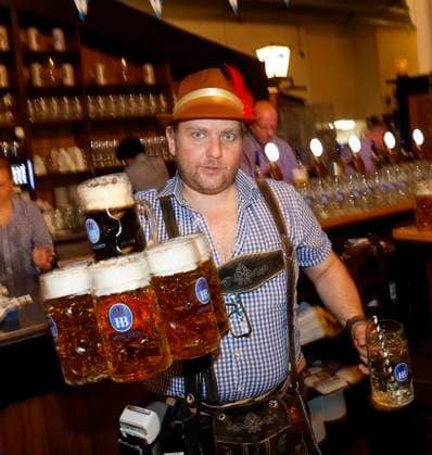 Impressionen O™zapft is die Zweite! beim Fassanstich mit Frank Zander beim Oktoberfest im Hofbräuhaus Berlin.