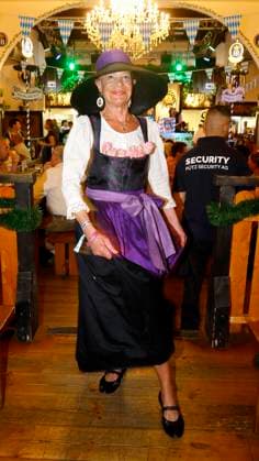 Barbara Engel O™zapft is die Zweite! beim Fassanstich mit Frank Zander beim Oktoberfest im Hofbräuhaus Berlin.