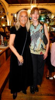 Michaela Mumm-von Oldenburg und Mona Lüders O™zapft is die Zweite! beim Fassanstich mit Frank Zander beim Oktoberfest im Hofbräuhaus Berlin.