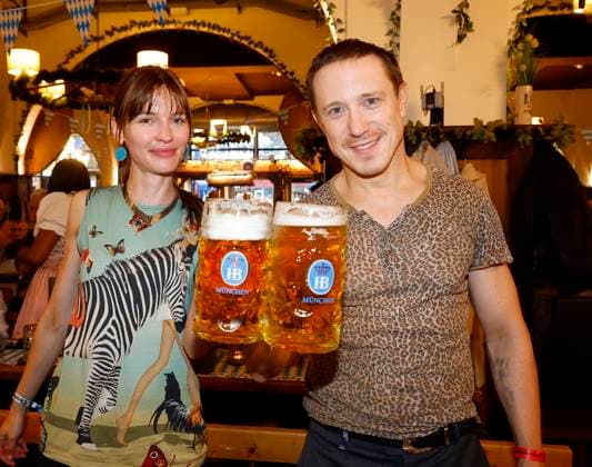 Mona Lüders und Timo Jacobs O™zapft is die Zweite! beim Fassanstich mit Frank Zander beim Oktoberfest im Hofbräuhaus Berlin.