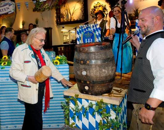 Frank Zander beim Anstich O™zapft is die Zweite! beim Fassanstich mit Frank Zander beim Oktoberfest im Hofbräuhaus Berlin.