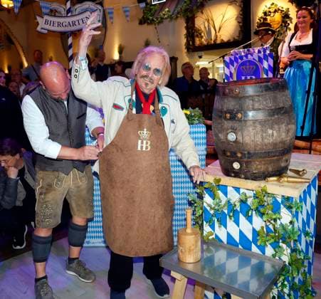 Frank Zander beim Fassanstich O™zapft is die Zweite! beim Fassanstich mit Frank Zander beim Oktoberfest im Hofbräuhaus Berlin.
