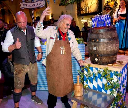Frank Zander beim Anstich O™zapft is die Zweite! beim Fassanstich mit Frank Zander beim Oktoberfest im Hofbräuhaus Berlin.