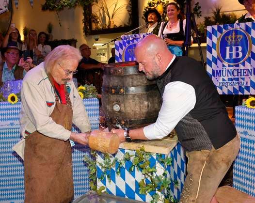 Frank Zander und Björn Schwarz O™zapft is die Zweite! beim Fassanstich mit Frank Zander beim Oktoberfest im Hofbräuhaus Berlin.