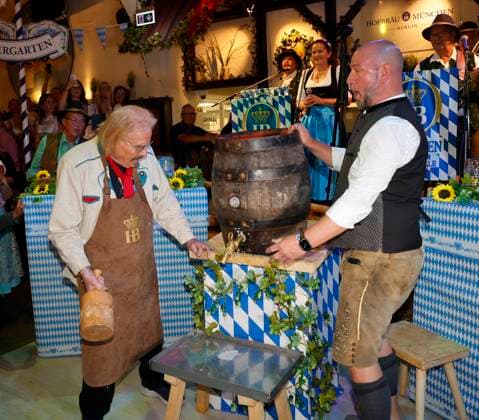 Frank Zander beim Anstich O™zapft is die Zweite! beim Fassanstich mit Frank Zander beim Oktoberfest im Hofbräuhaus Berlin.