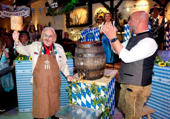 Frank Zander beim Fassanstich O™zapft is die Zweite! beim Fassanstich mit Frank Zander beim Oktoberfest im Hofbräuhaus Berlin.