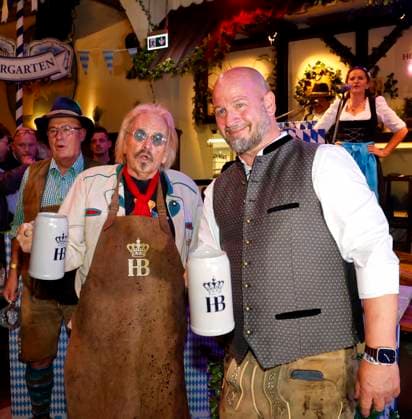 Frank Zander und Björn Schwarz O™zapft is die Zweite! beim Fassanstich mit Frank Zander beim Oktoberfest im Hofbräuhaus Berlin.
