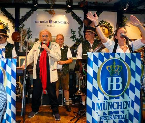 Frank Zander live Auftritt O™zapft is die Zweite! beim Fassanstich mit Frank Zander beim Oktoberfest im Hofbräuhaus Berlin.