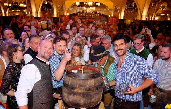 Impressionen O™zapft is die Zweite! beim Fassanstich mit Frank Zander beim Oktoberfest im Hofbräuhaus Berlin.