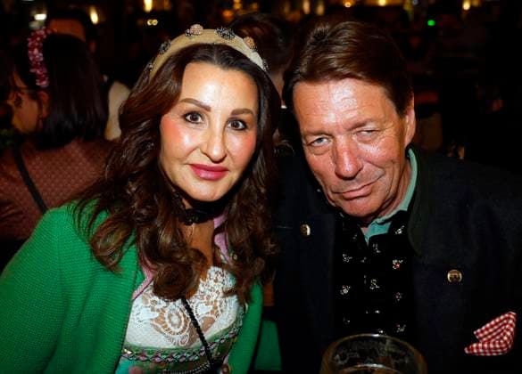Danijela Ramcilovic und Peter Wolf O™zapft is die Zweite! beim Fassanstich mit Frank Zander beim Oktoberfest im Hofbräuhaus Berlin.