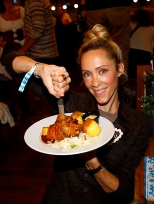Melanie Wolf O™zapft is die Zweite! beim Fassanstich mit Frank Zander beim Oktoberfest im Hofbräuhaus Berlin.