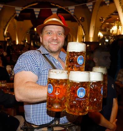 O™zapft is die Zweite! beim Fassanstich mit Frank Zander beim Oktoberfest im Hofbräuhaus Berlin.
